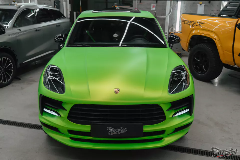 Оклеили Porsche Macan ярко-салатовым винилом и забронировали матовым полиуретаном, окрасили диски в черный глянец, установили ремни безопасности в цвет пленки (напечатали цвет!)
